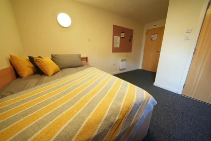 Quarto privado em Hawkhill, imagem 1 de 10