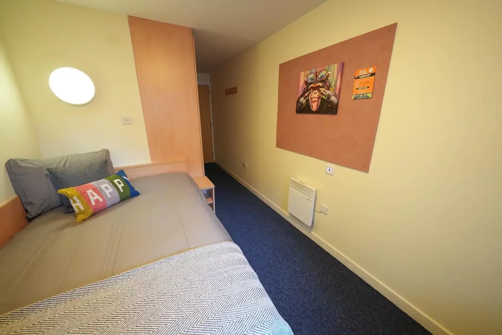 Chambre d'étudiant à  avec espace d'étude et installations communes
