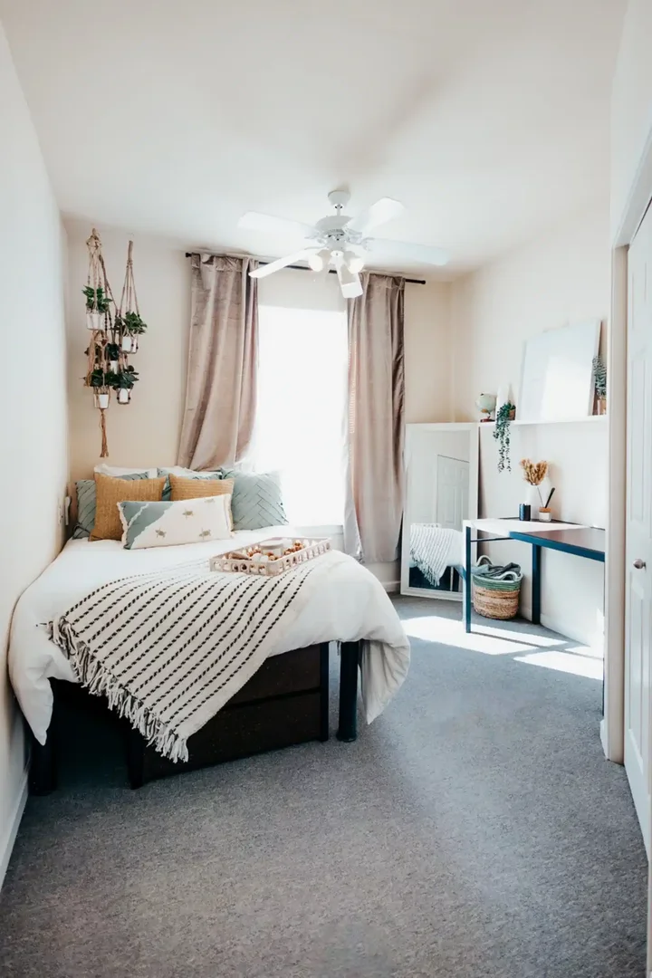 Functional student room perfect for studying in 