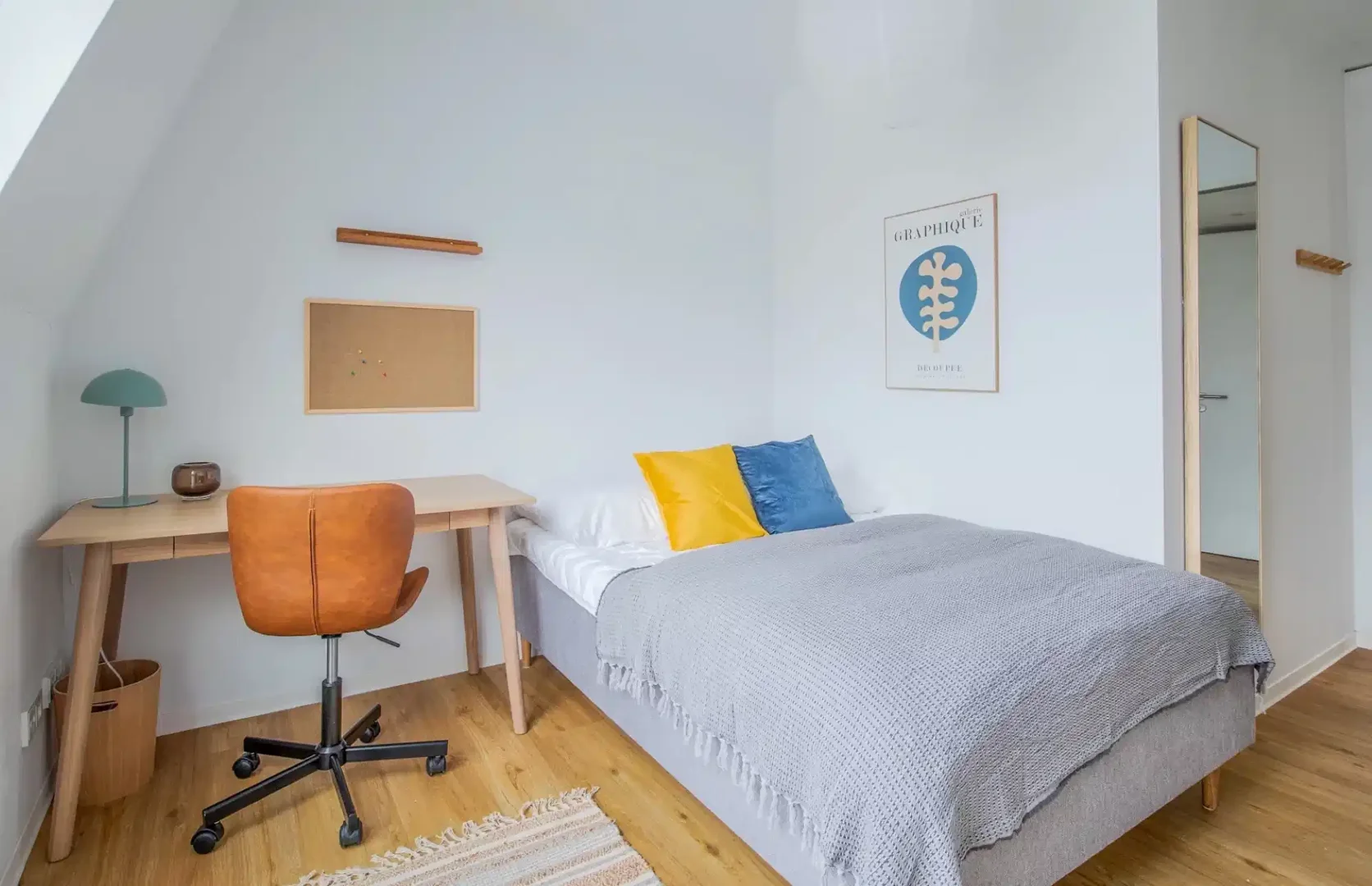 Quarto de estudante confortável e espaçoso em 