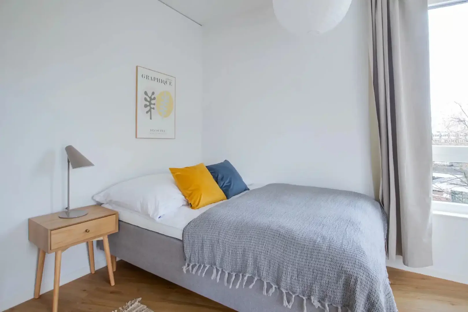 Quarto acessível para estudantes com iluminação ampla em 