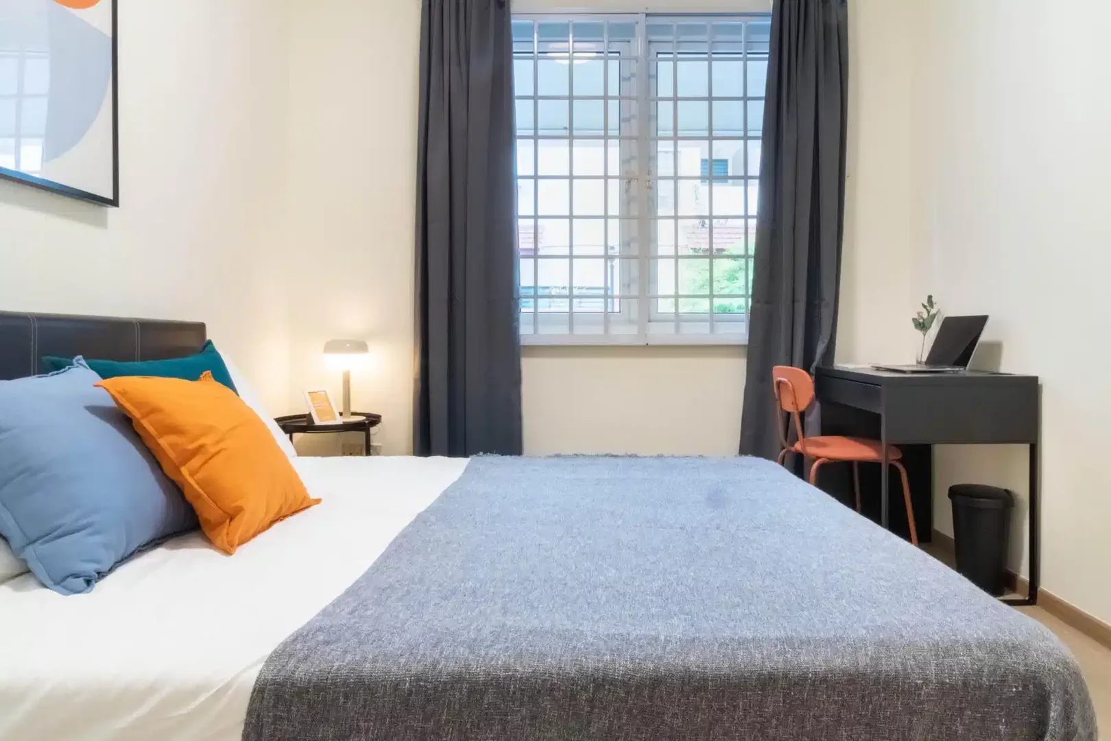 Habitación estudiantil funcional perfecta para estudiar en 