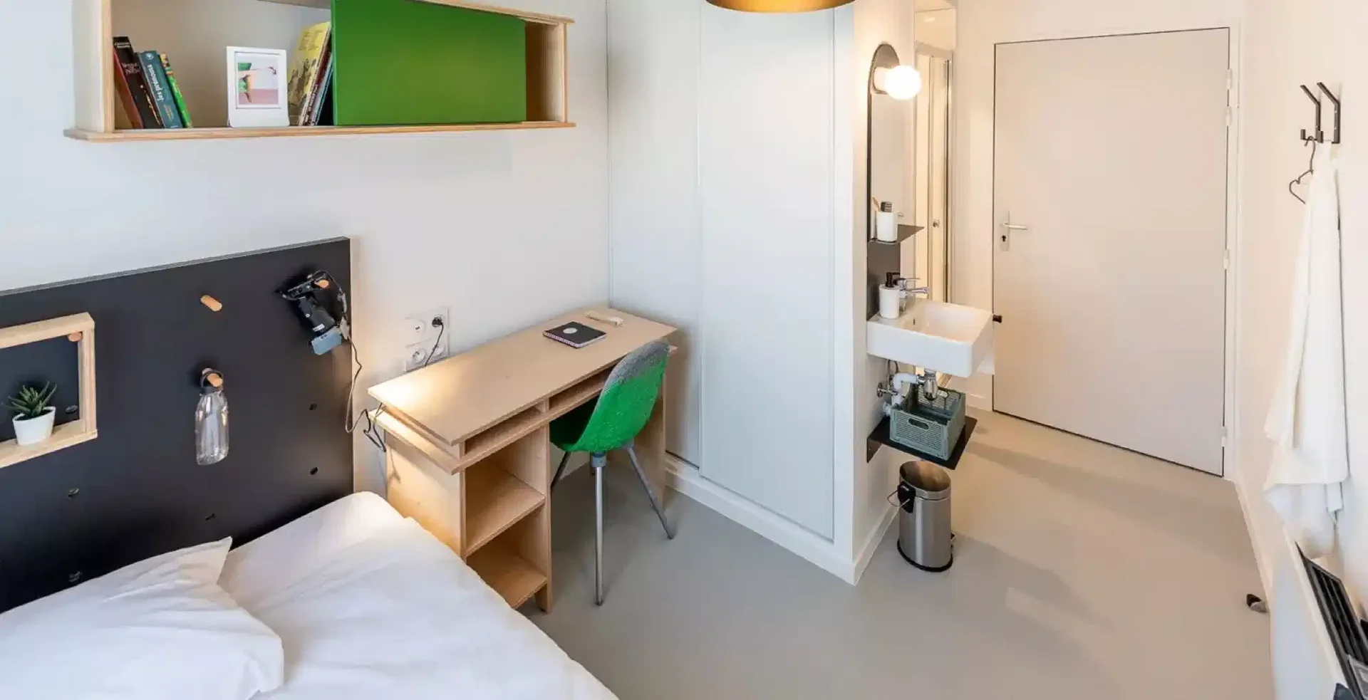 Quarto de estudante luminoso e arejado com acesso fácil à universidade em 