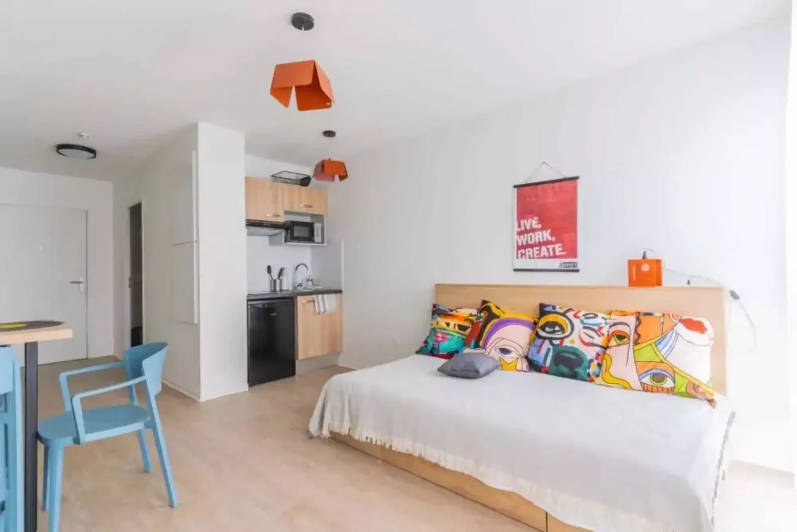 'de etkili düzene sahip minimalist öğrenci stüdyosu