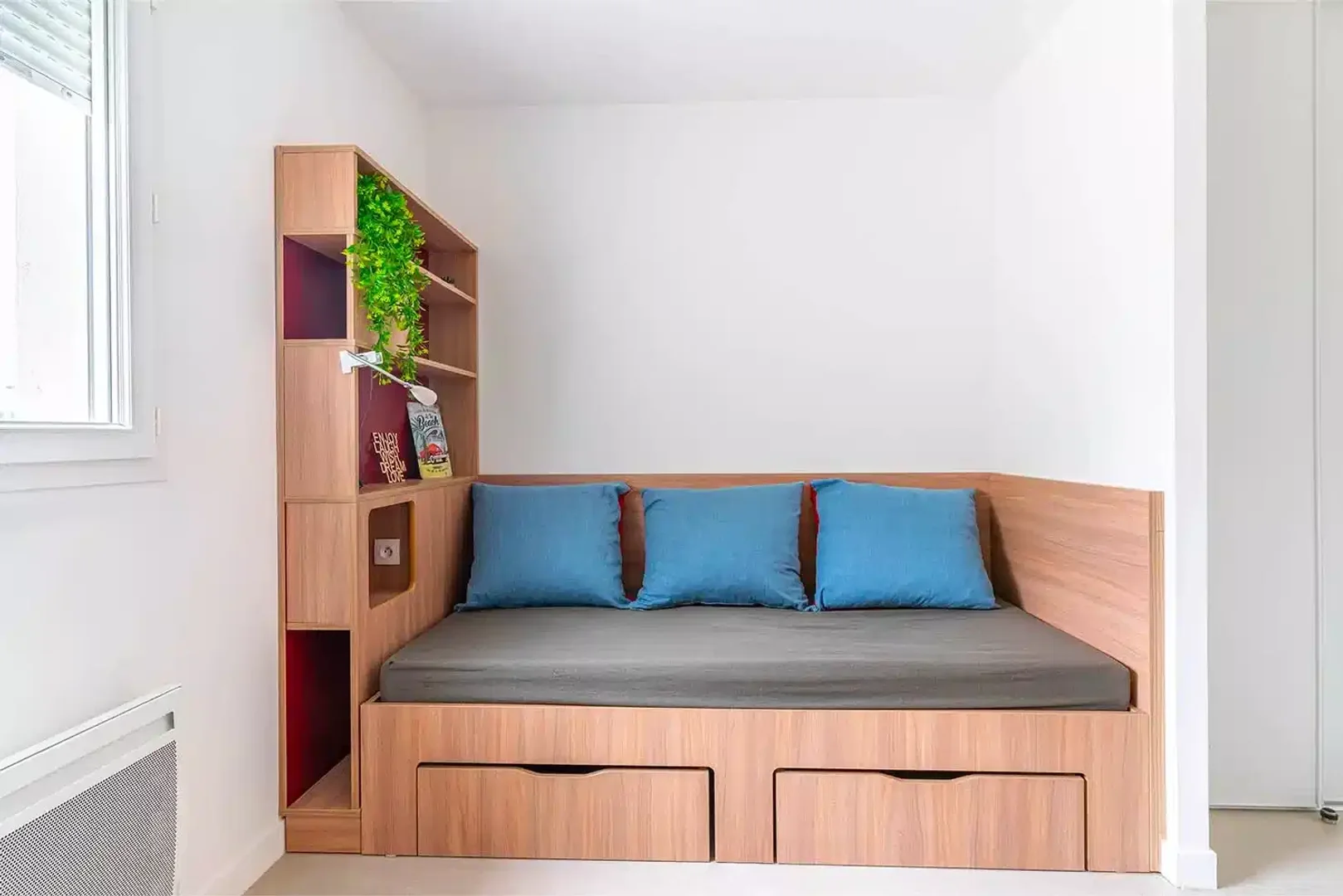 'de etkili düzene sahip minimalist öğrenci stüdyosu