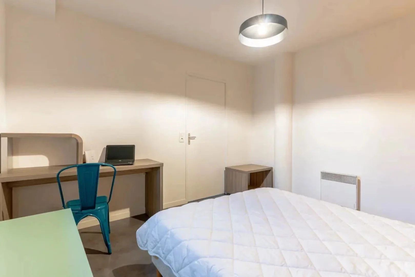 Chambre d'étudiant fonctionnelle parfaite pour étudier dans 