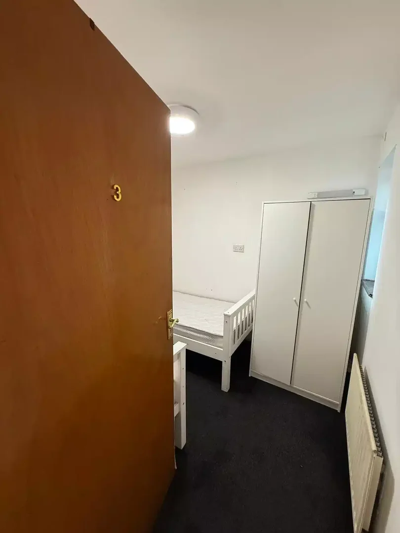 Chambre d'étudiant lumineuse et aérée avec accès facile à l'université dans 