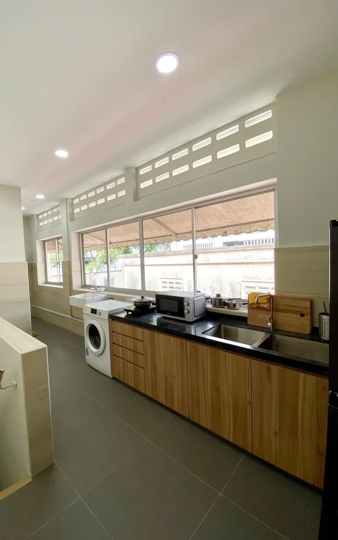 Habitación estudiantil luminosa y aireada con fácil acceso a la universidad en 