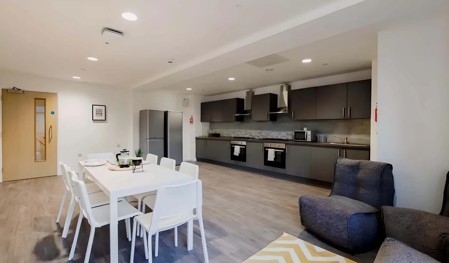 Habitación estudiantil funcional perfecta para estudiar en