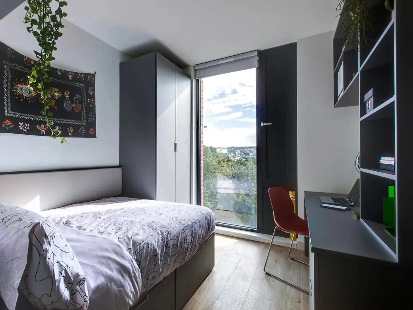 Chambre d'étudiant lumineuse et aérée avec accès facile à l'université dans 