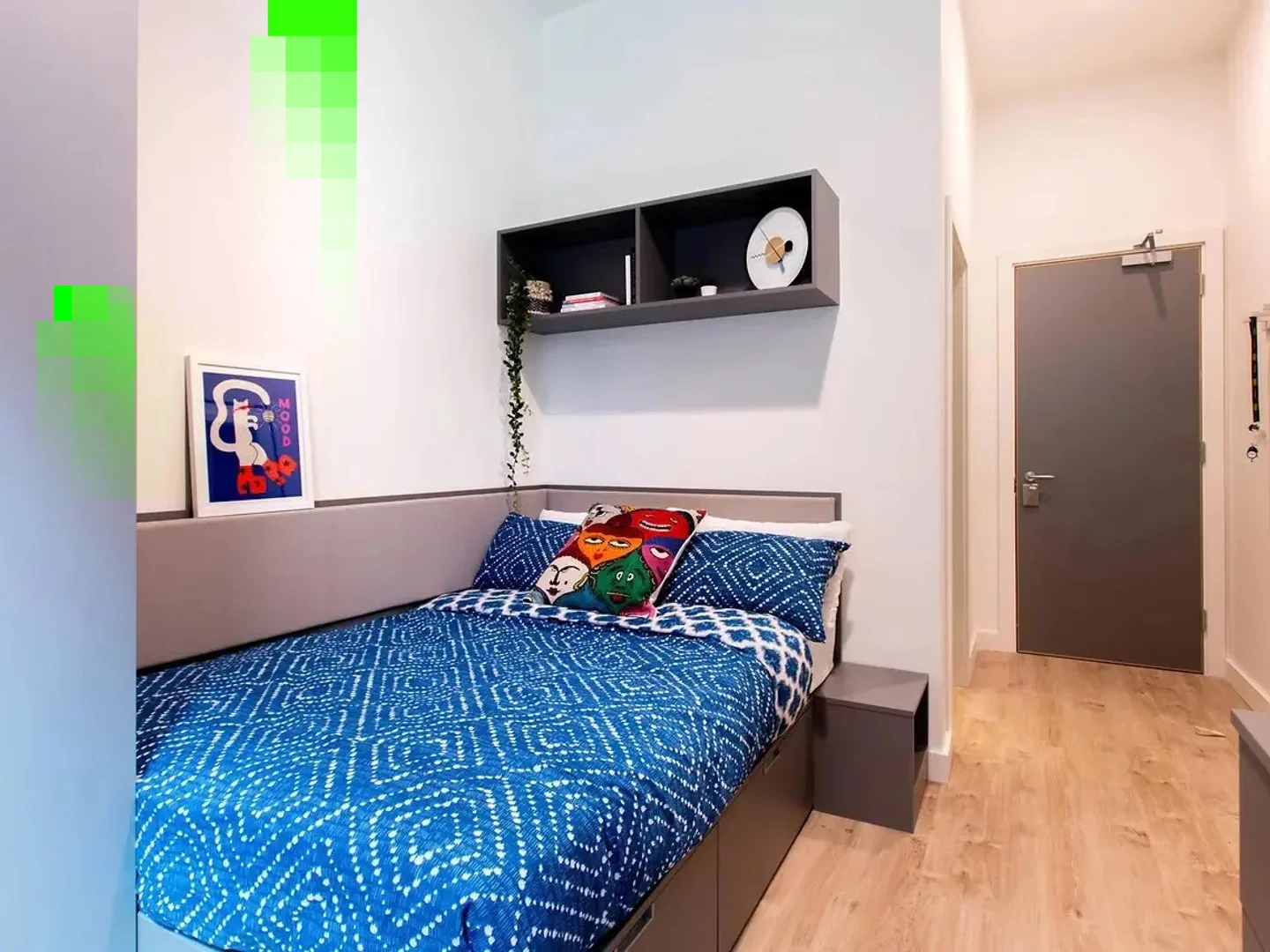 Quarto de estudante luminoso e arejado com acesso fácil à universidade em 