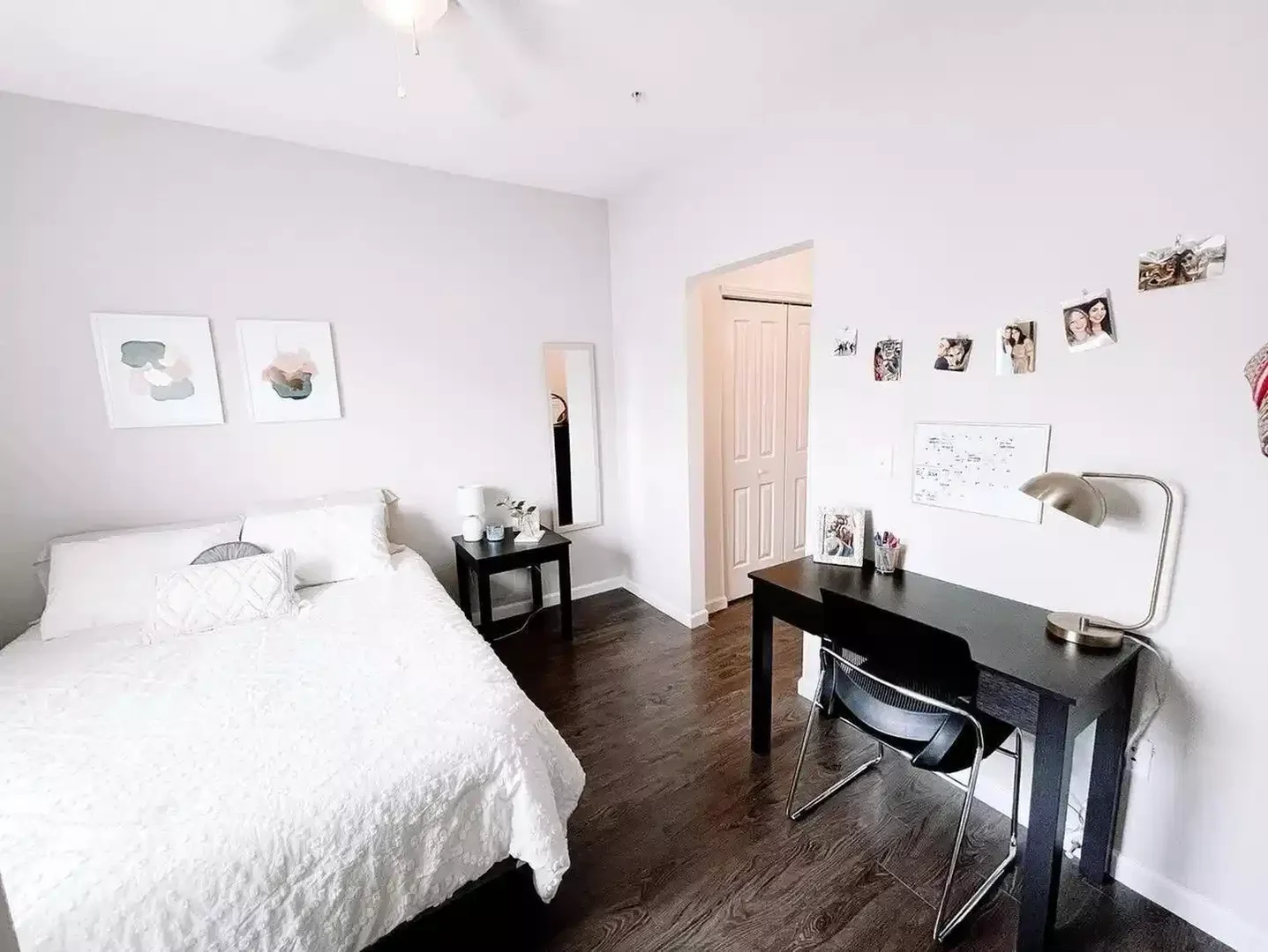 Chambre d'étudiant à avec espace d'étude et installations communes
