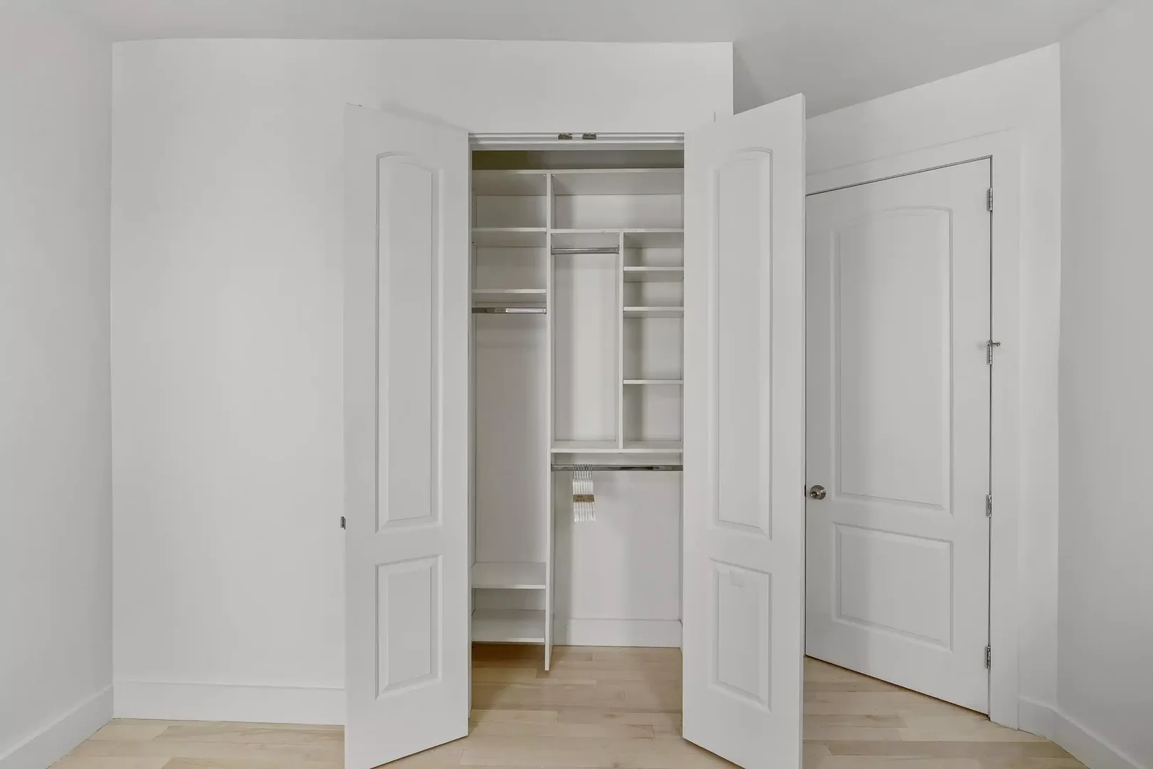 Quarto de estudante confortável e espaçoso em