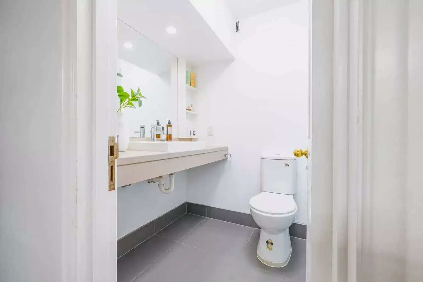Habitación estudiantil luminosa y aireada con fácil acceso a la universidad en 