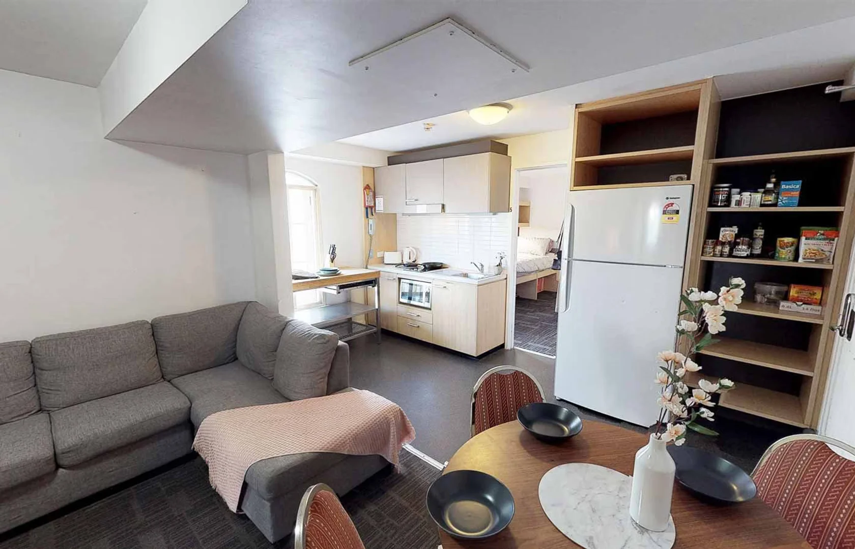 Habitación estudiantil luminosa y aireada con fácil acceso a la universidad en 