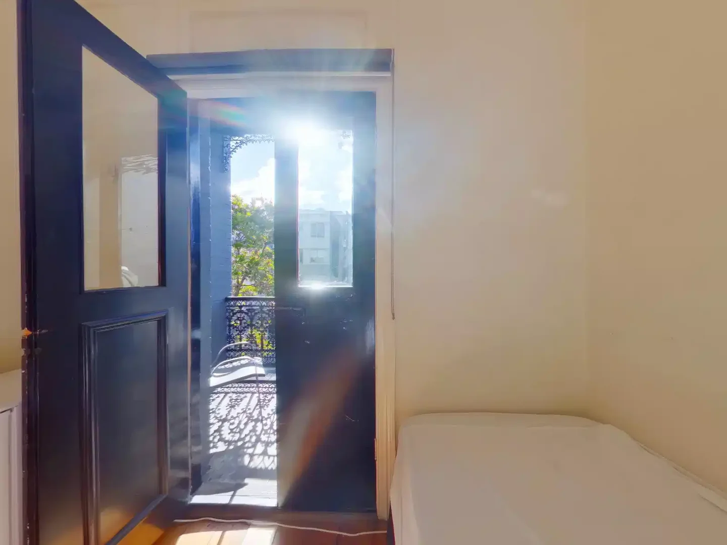 Habitación estudiantil funcional perfecta para estudiar en 