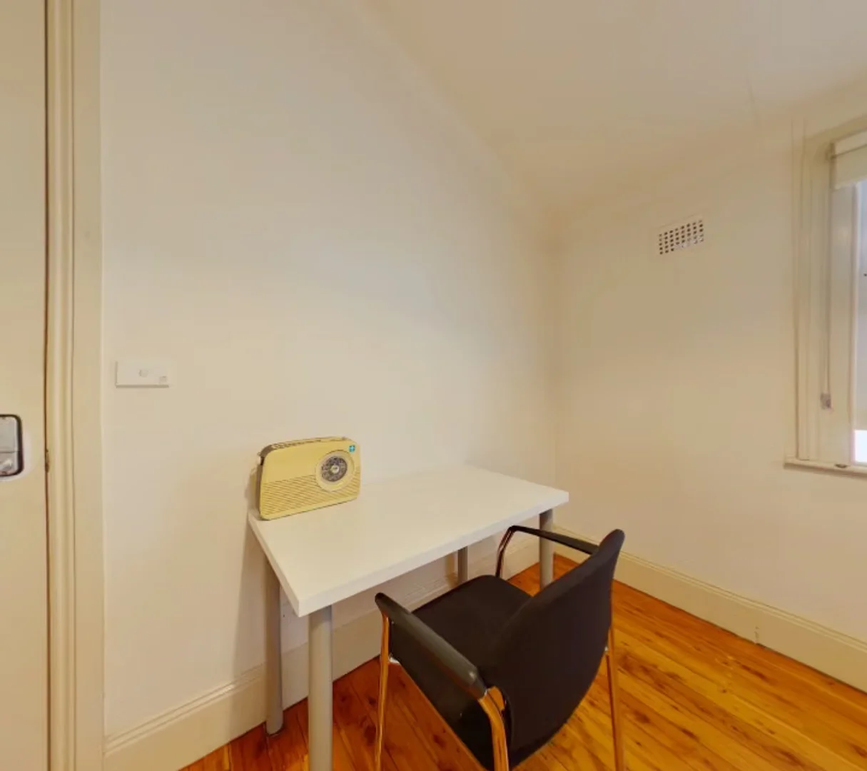 Chambre d'étudiant à  avec espace d'étude et installations communes