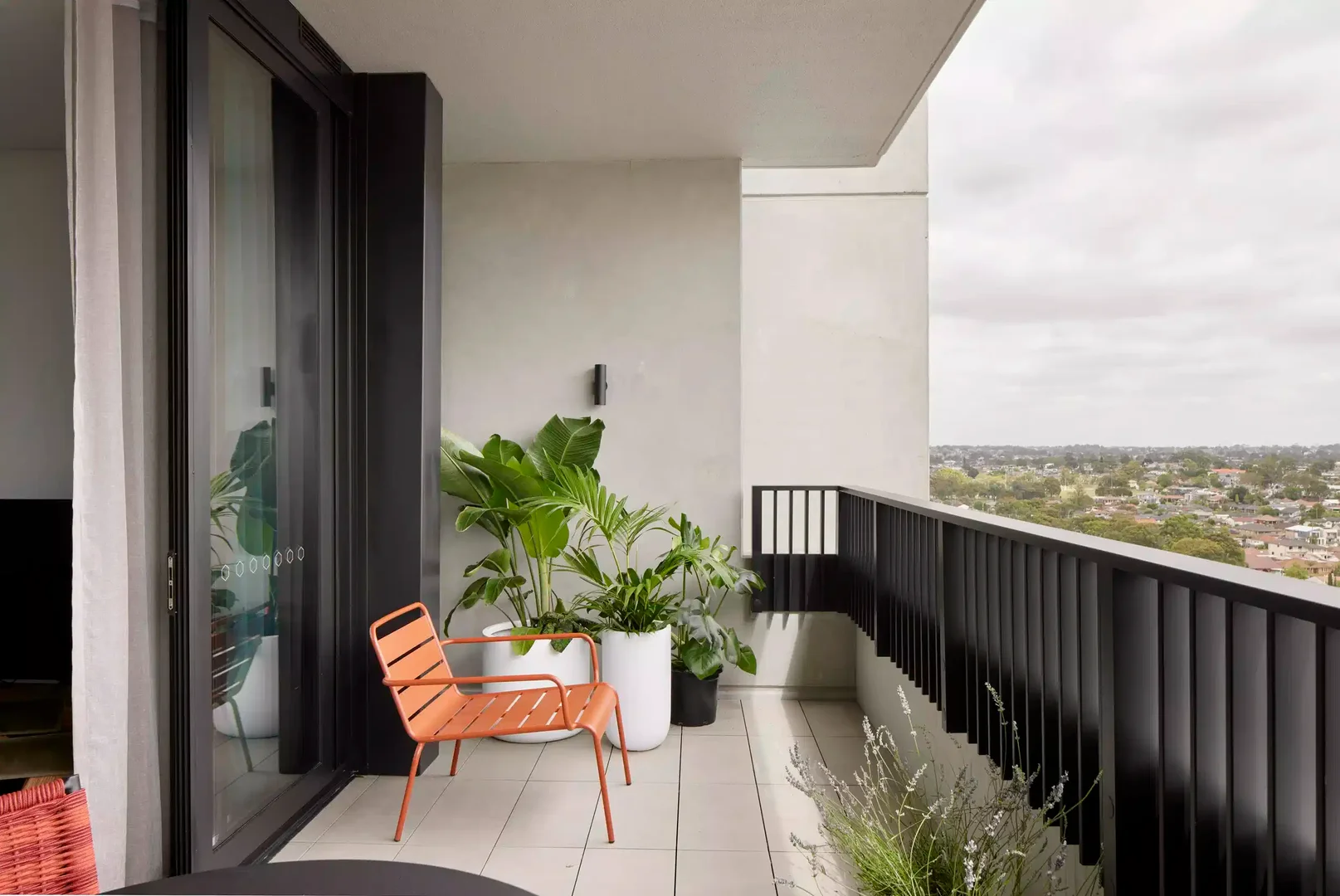 Habitación estudiantil funcional perfecta para estudiar en 