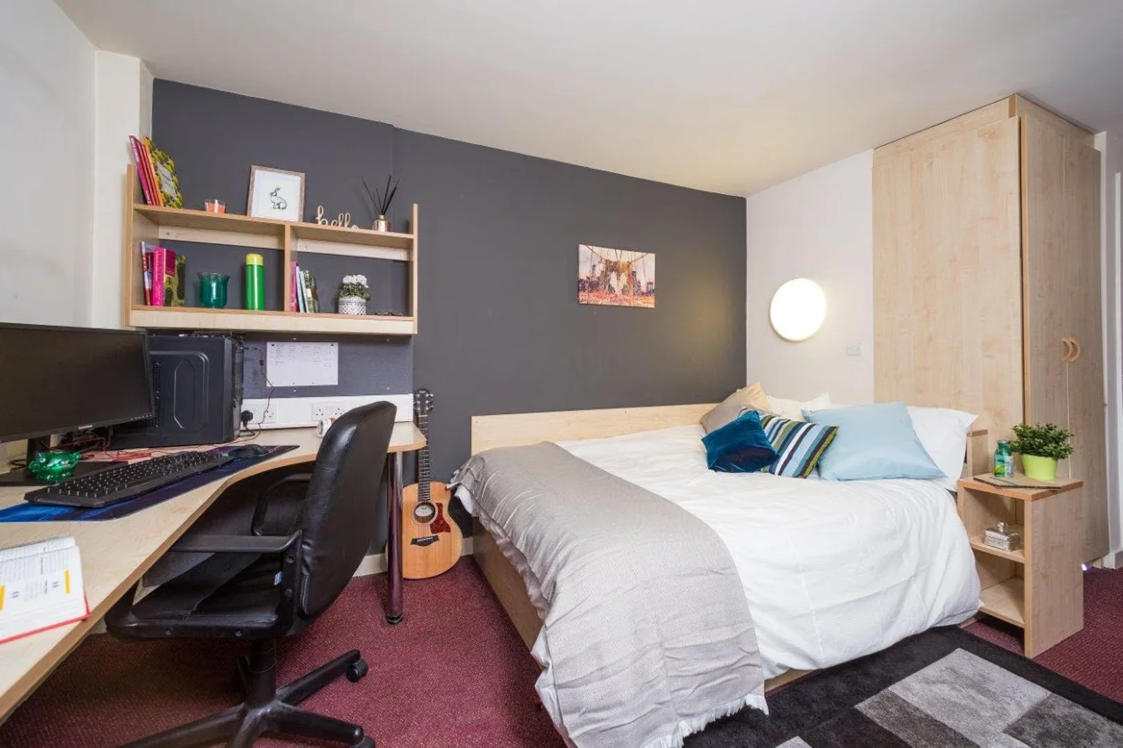 Habitación estudiantil luminosa y aireada con fácil acceso a la universidad en 