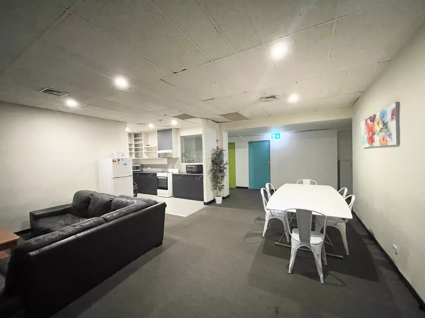 Chambre d'étudiant à avec espace d'étude et installations communes