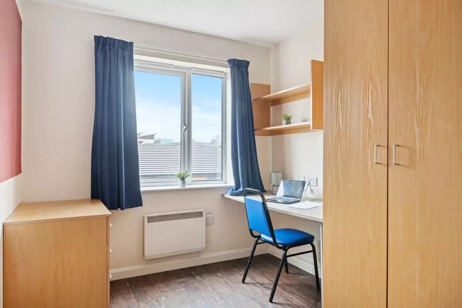Habitación estudiantil amplia y cómoda en 