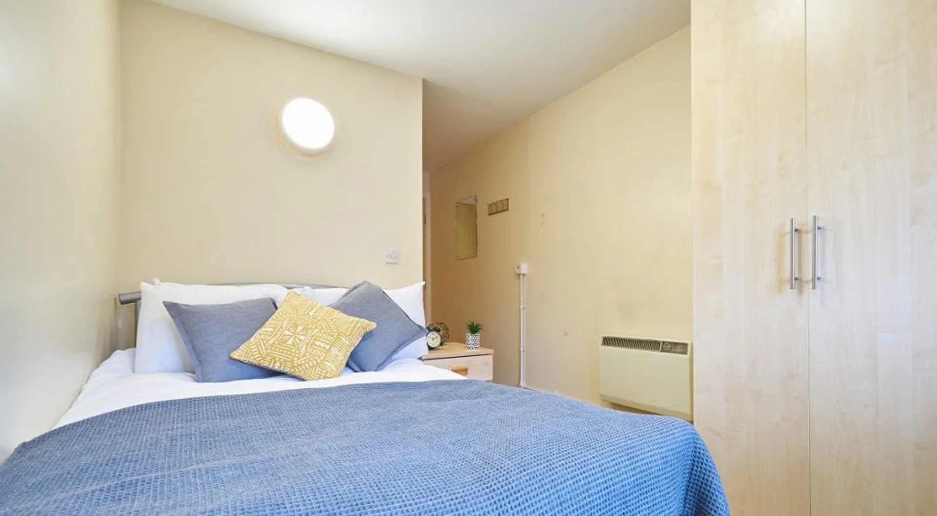 Habitación estudiantil funcional perfecta para estudiar en 