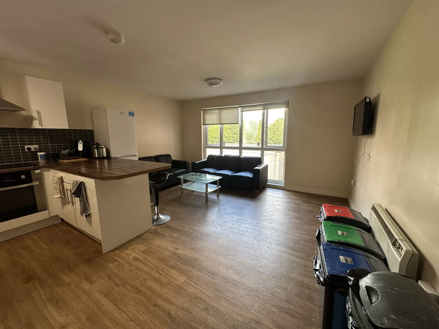 Habitación estudiantil luminosa y aireada con fácil acceso a la universidad en 