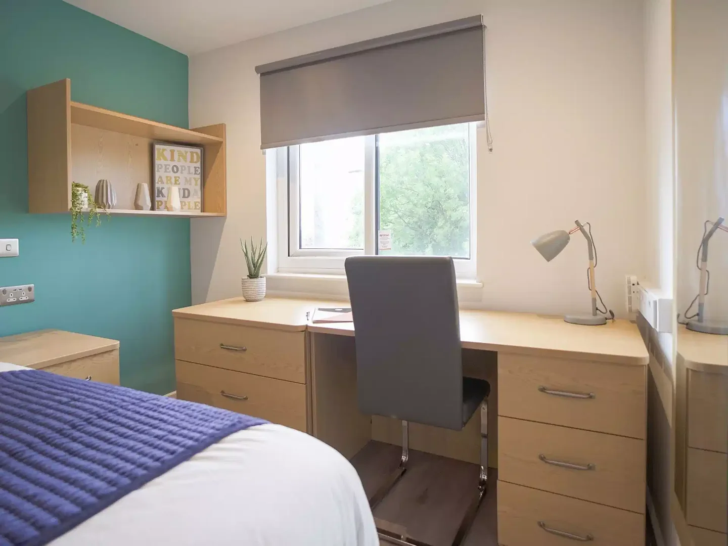 Habitación estudiantil funcional perfecta para estudiar en 