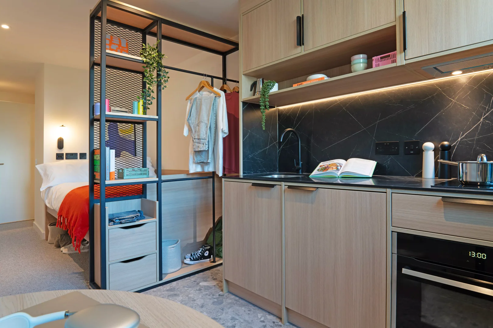 'de etkili düzene sahip minimalist öğrenci stüdyosu