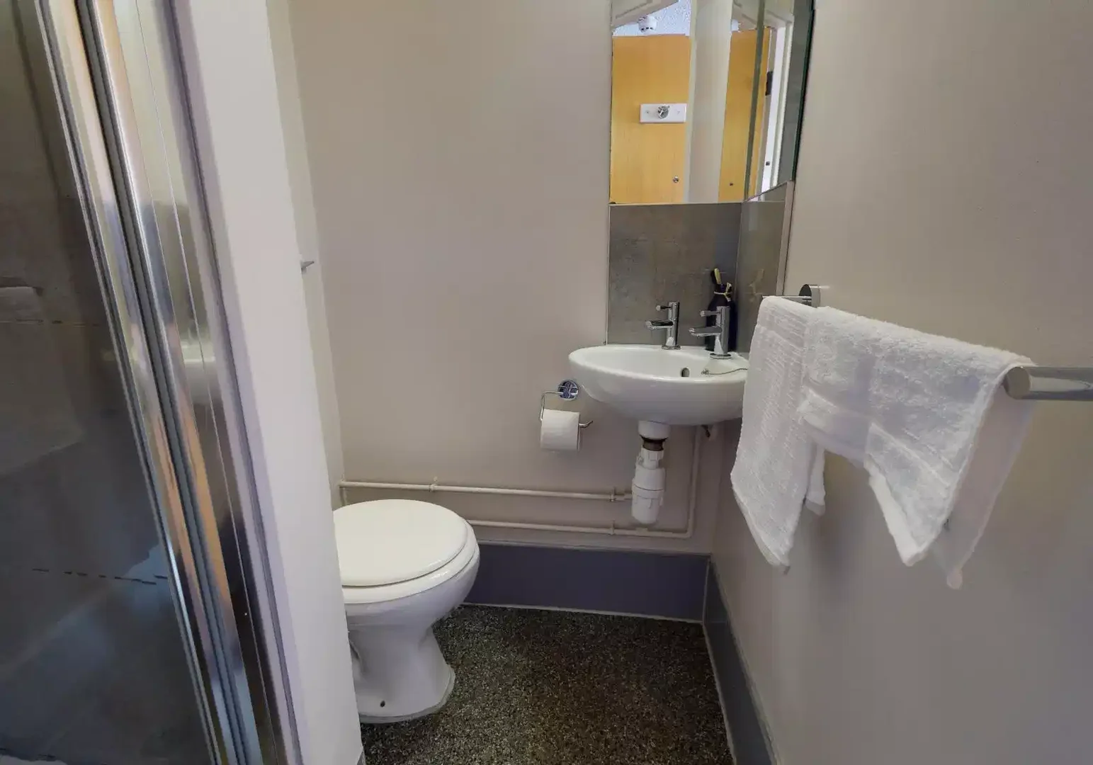 Chambre d'étudiant à  avec espace d'étude et installations communes