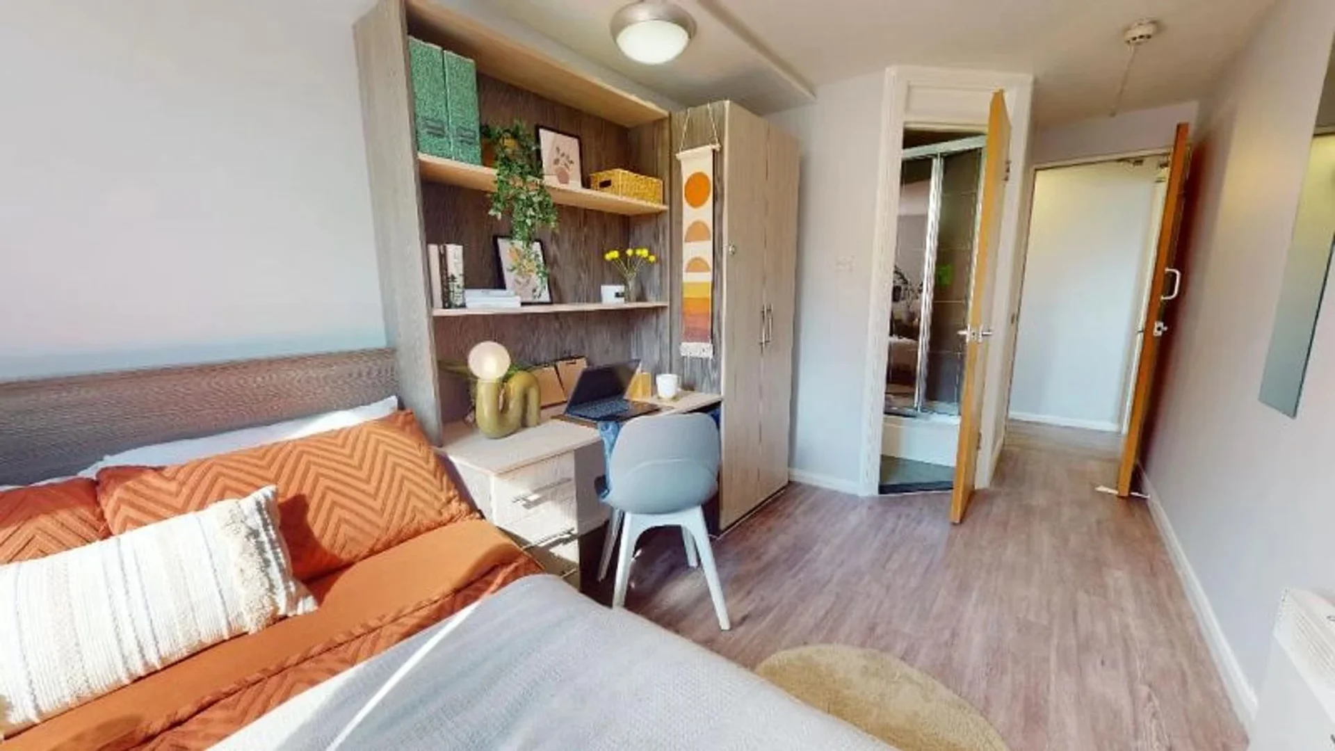 Chambre d'étudiant à  avec espace d'étude et installations communes