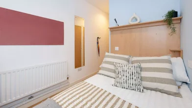 Quarto para alugar num apartamento partilhado em {area}