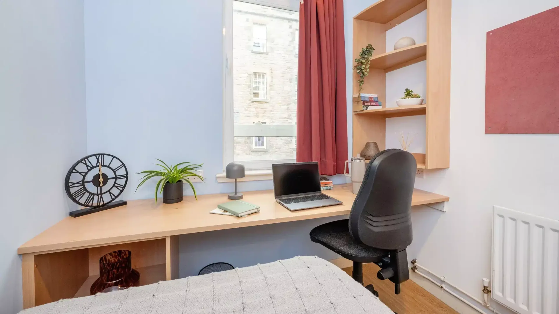 Quarto acessível para estudantes com iluminação ampla em 