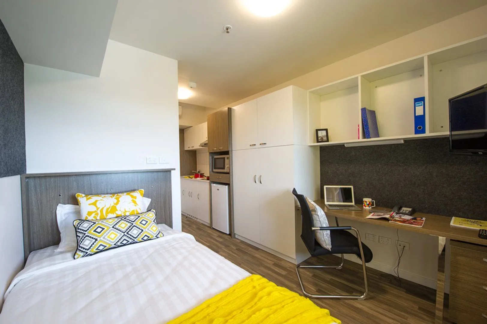 Bright and airy student room with easy university access in 