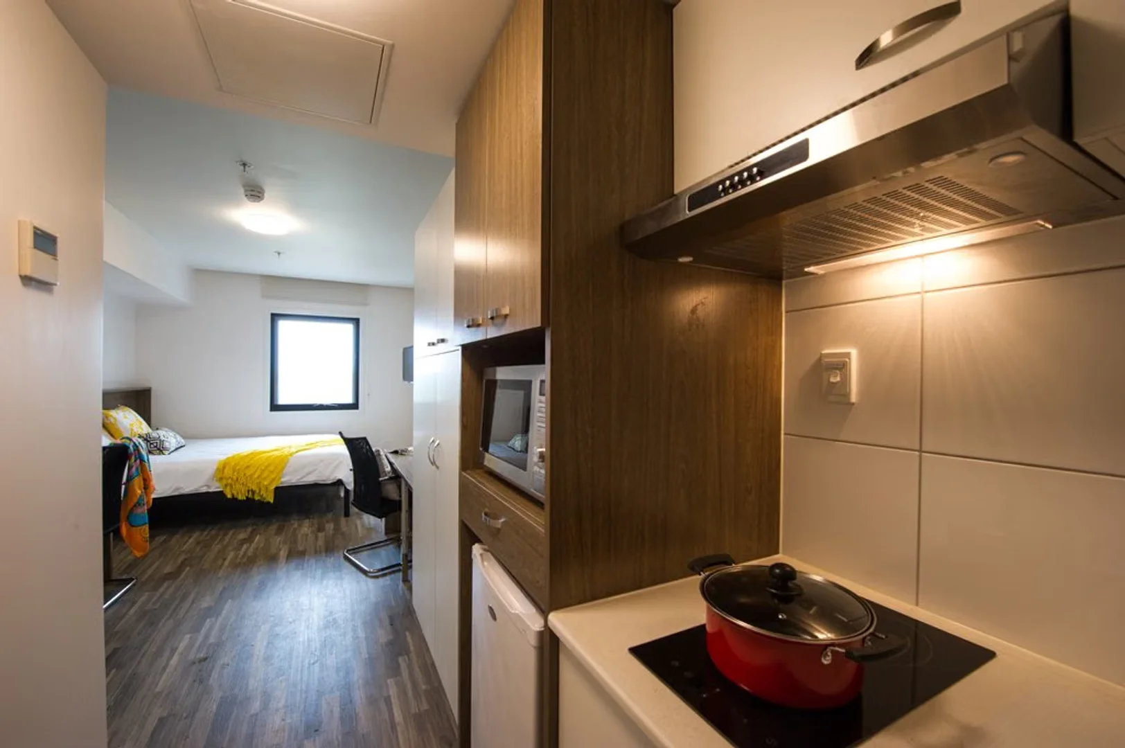 Chic studio apartment near campus in 