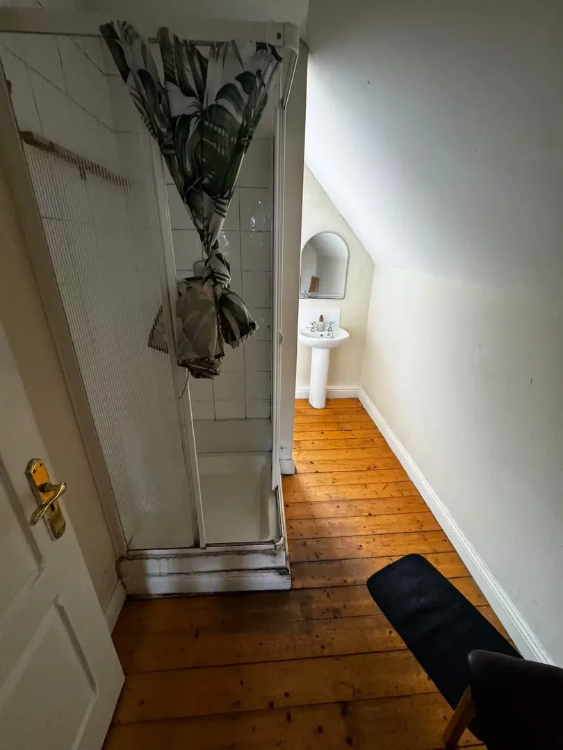 Quarto de estudante em  com área de estudo e instalações partilhadas
