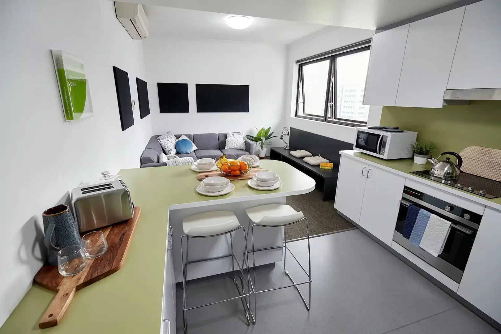 Bright and airy student room with easy university access in 