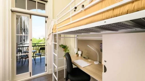 Quarto privado em Bramston Terrace, imagem 38 de 49