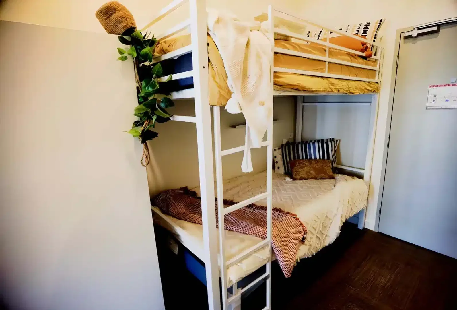 Bright and airy student room with easy university access in 