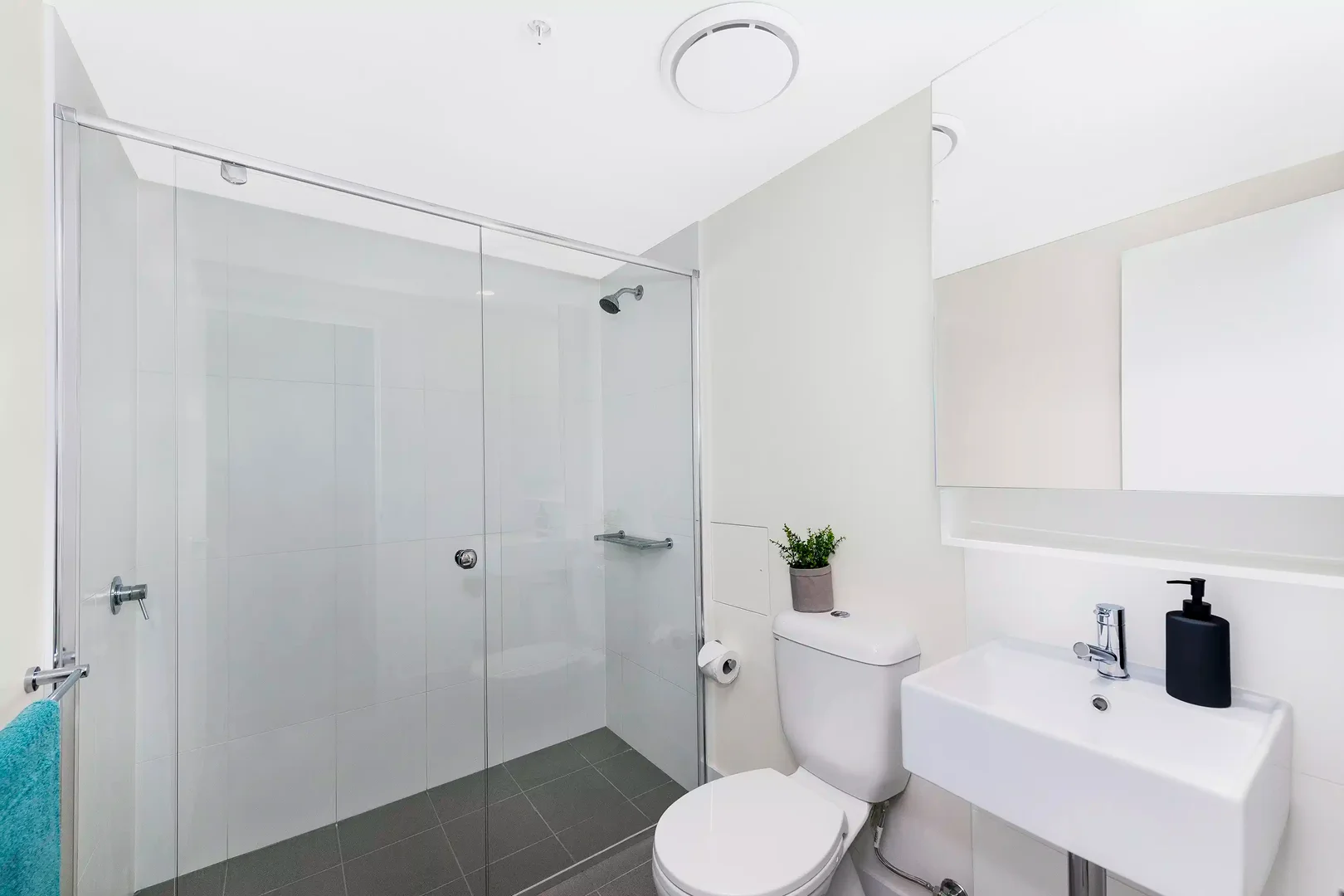 Bright and airy student room with easy university access in 