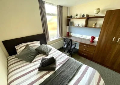 Cheap private room in {area}