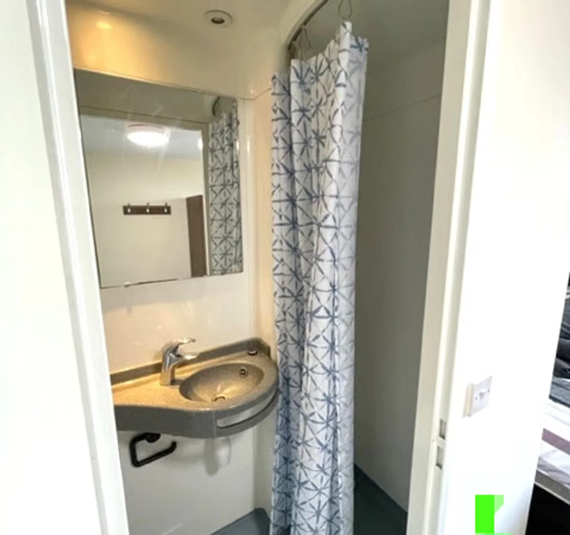 Room for rent in student apartment in , fully furnished