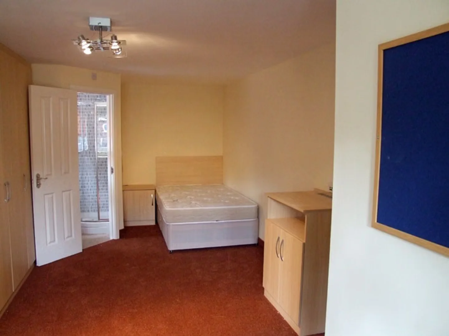 Quarto amigo do estudante em com comodidades modernas