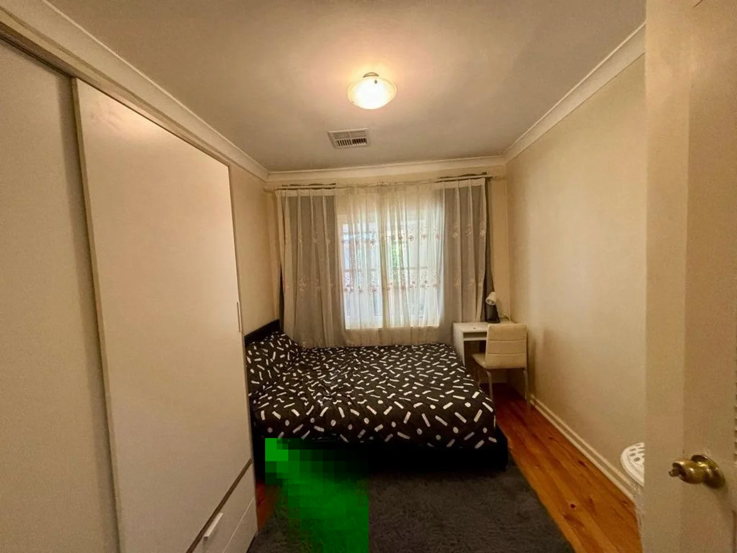 Quarto de estudante confortável e espaçoso em 