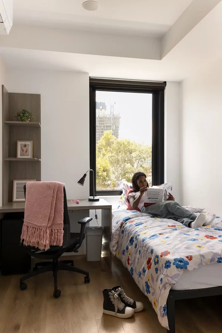 Chambre abordable pour les étudiants avec un bon éclairage dans 