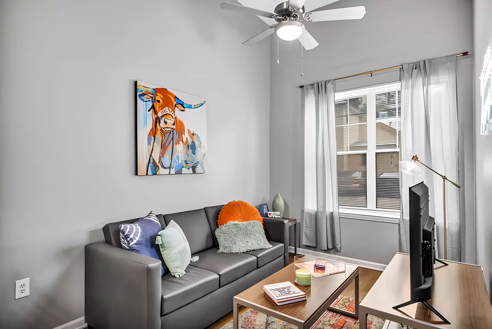 Quarto acessível para estudantes com iluminação ampla em 