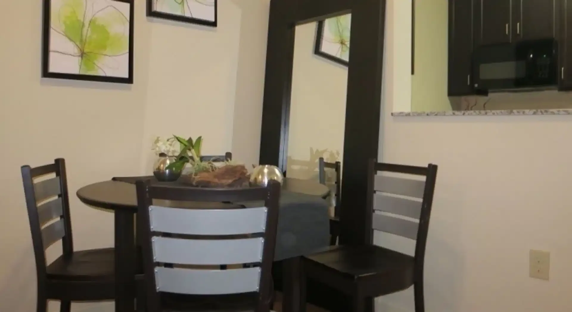 Quarto acessível para estudantes com iluminação ampla em 