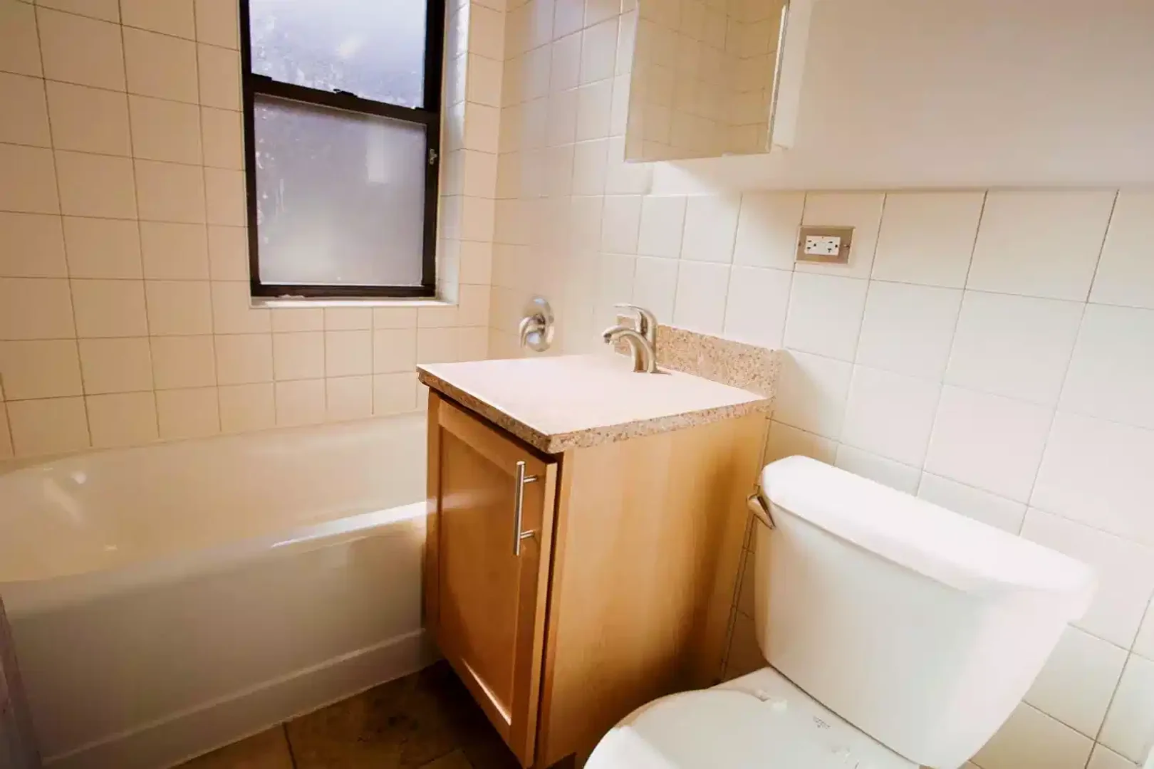 Habitación estudiantil funcional perfecta para estudiar en 