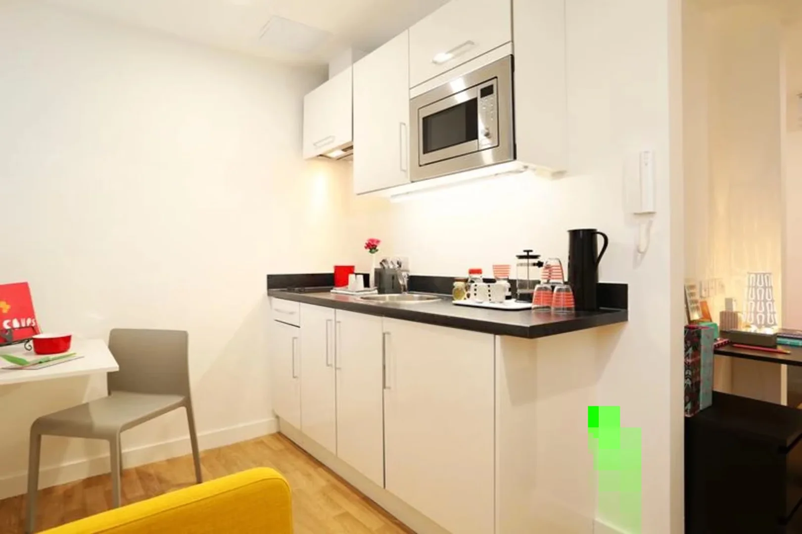 Cómodo estudio para vivir como estudiante en 