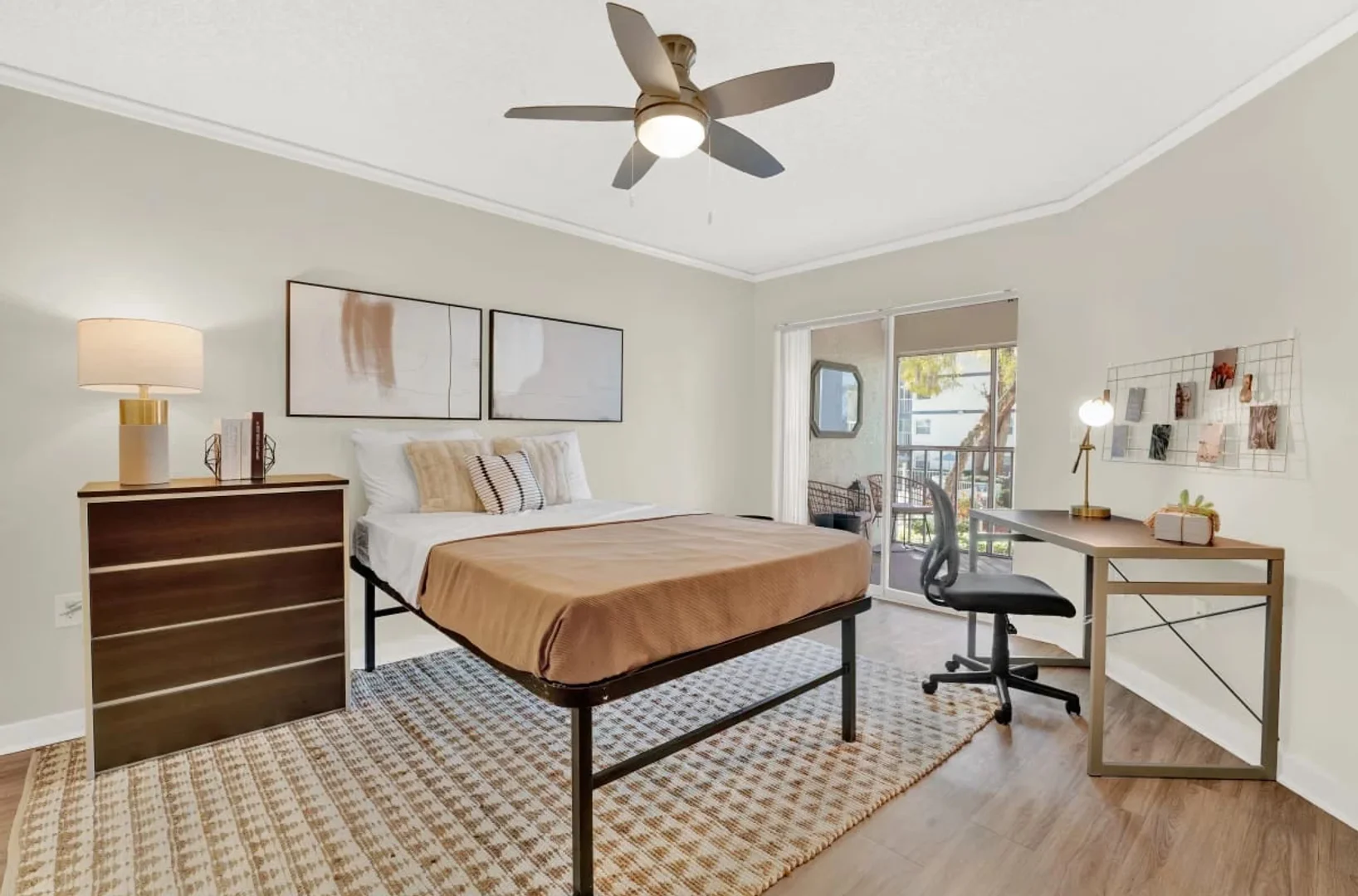 Comfortable and spacious student room in 